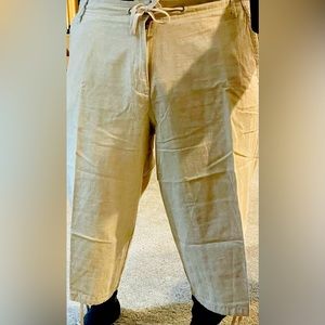 GUESS JEANS size 36 hundred percent linen capris, small mark right leg in pic!